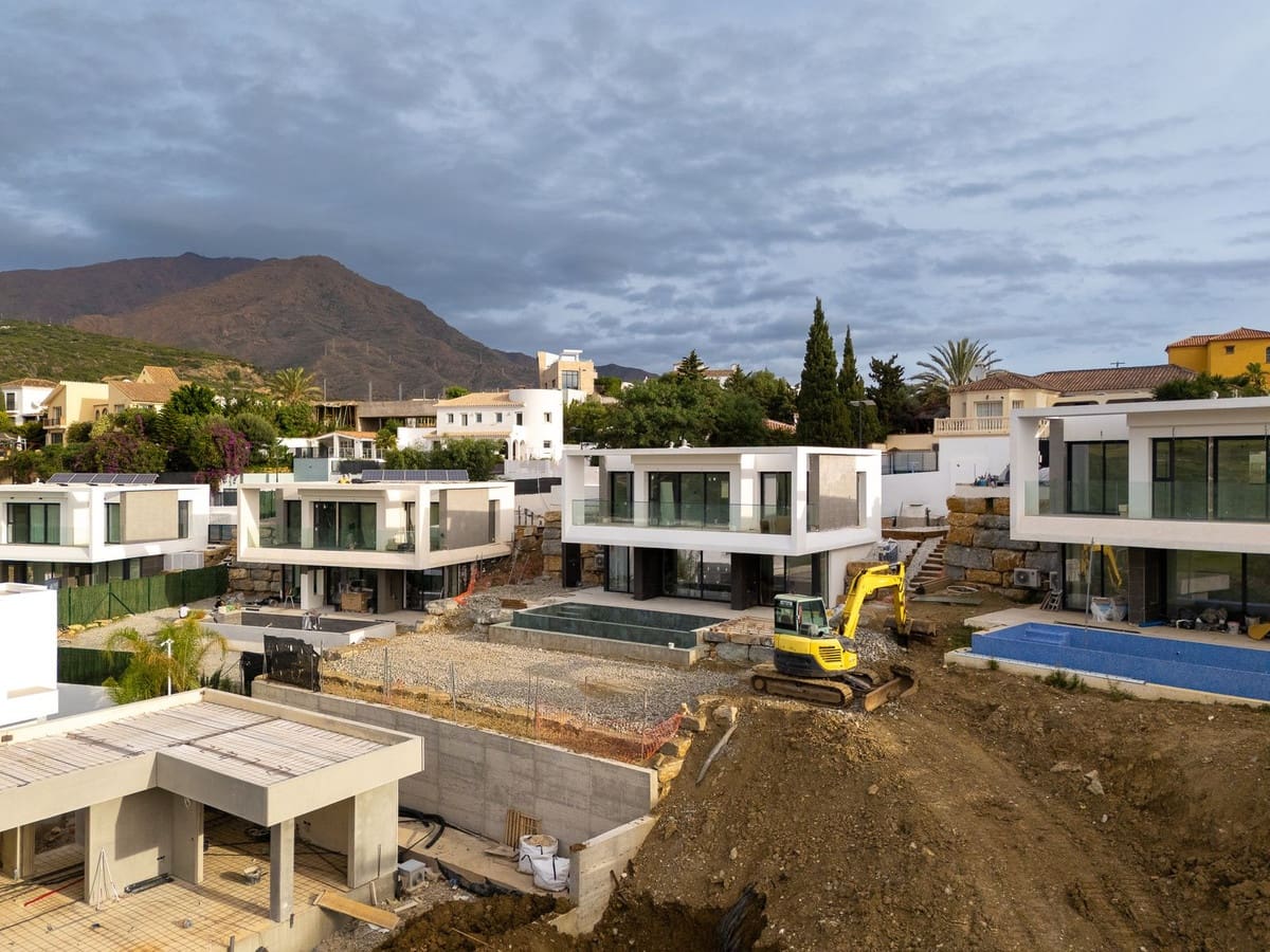 4 soveværelse Villa til salg i Estepona med swimmingpool - € 1.295.000 (Ref: 9540321)