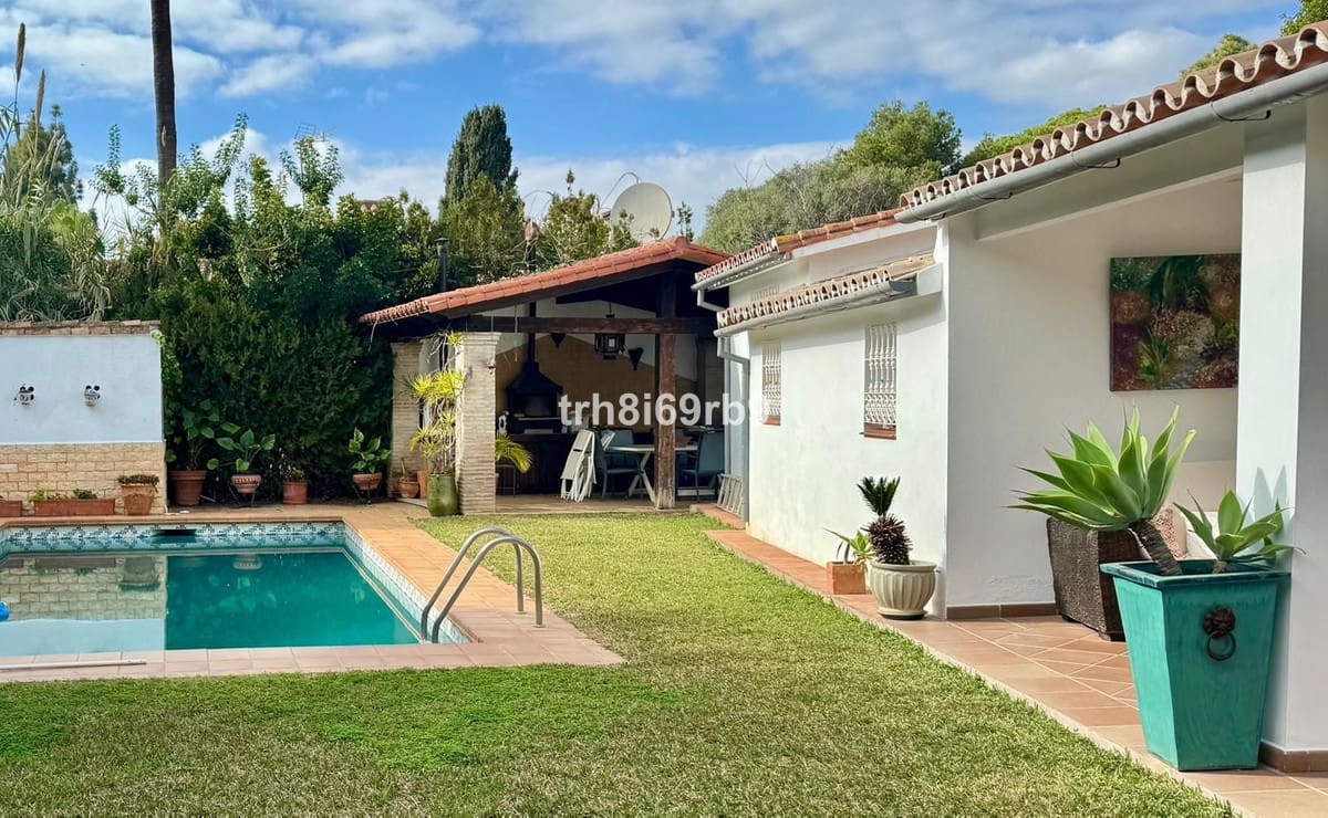 Chalet de 4 habitaciones en Estepona en venta con piscina garaje - 1.295.000 € (Ref: 9540322)