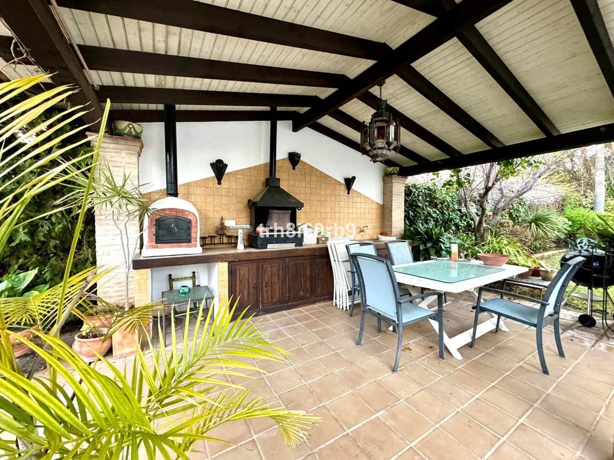 Chalet de 4 habitaciones en Estepona en venta con piscina garaje - 1.295.000 € (Ref: 9540322)