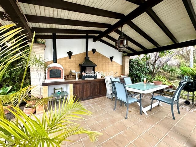 Chalet de 4 habitaciones en Nueva Atalaya, Estepona en venta con piscina garaje - 1.295.000 € (Ref: 9540322)