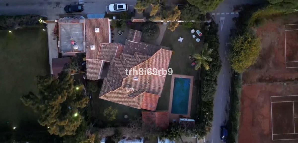 Chalet de 4 habitaciones en Estepona en venta con piscina garaje - 1.295.000 € (Ref: 9540322)