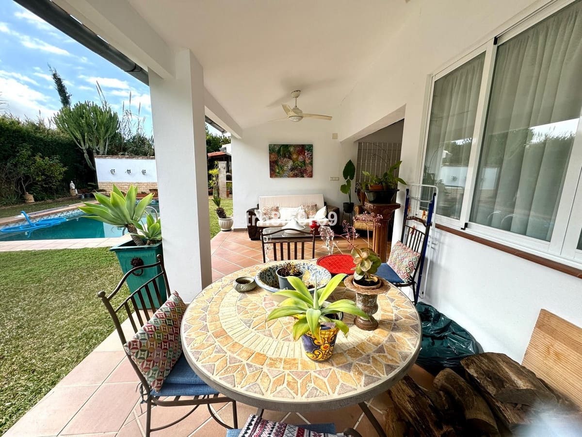 Chalet de 4 habitaciones en Estepona en venta con piscina garaje - 1.295.000 € (Ref: 9540322)