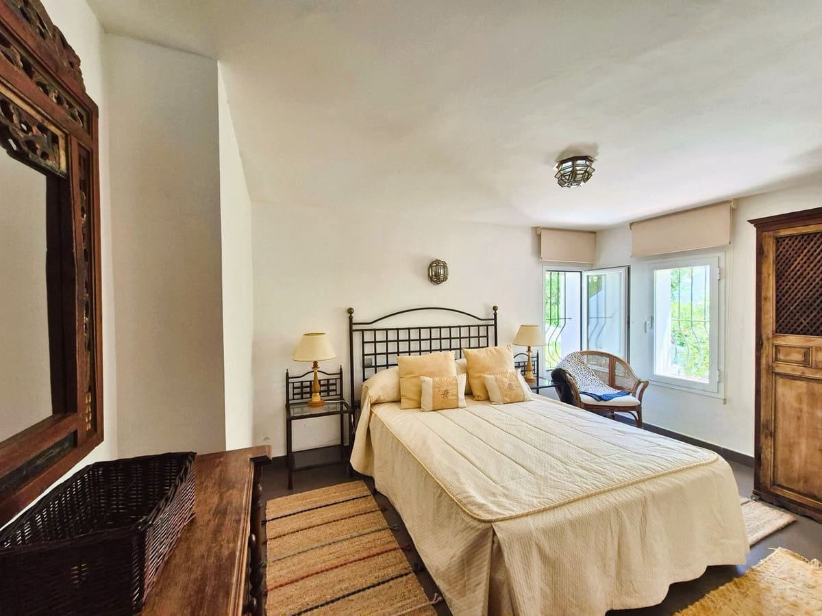 5 soverom Villa til salgs i Manilva med svømmebasseng - € 1 295 000 (Ref: 9540326)