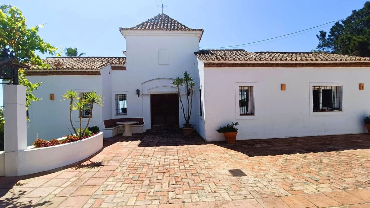 5 soverom Villa til salgs i Manilva med svømmebasseng - € 1 295 000 (Ref: 9540326)