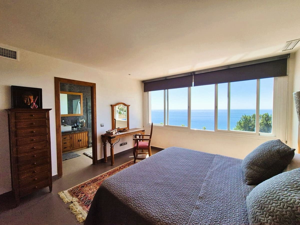 5 soverom Villa til salgs i Manilva med svømmebasseng - € 1 295 000 (Ref: 9540326)