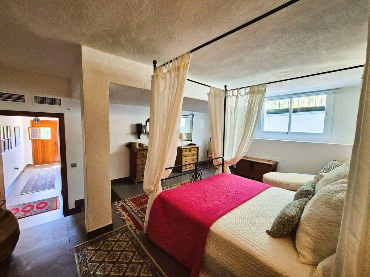 5 soverom Villa til salgs i Manilva med svømmebasseng - € 1 295 000 (Ref: 9540326)