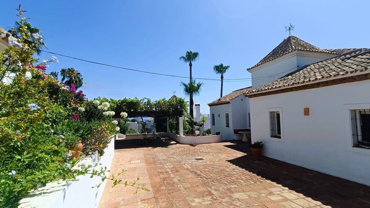 5 soverom Villa til salgs i Manilva med svømmebasseng - € 1 295 000 (Ref: 9540326)