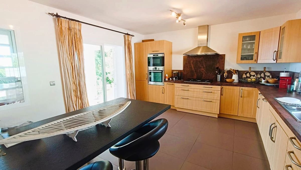 5 slaapkamer Villa te koop in Manilva met zwembad - € 1.295.000 (Ref: 9540326)