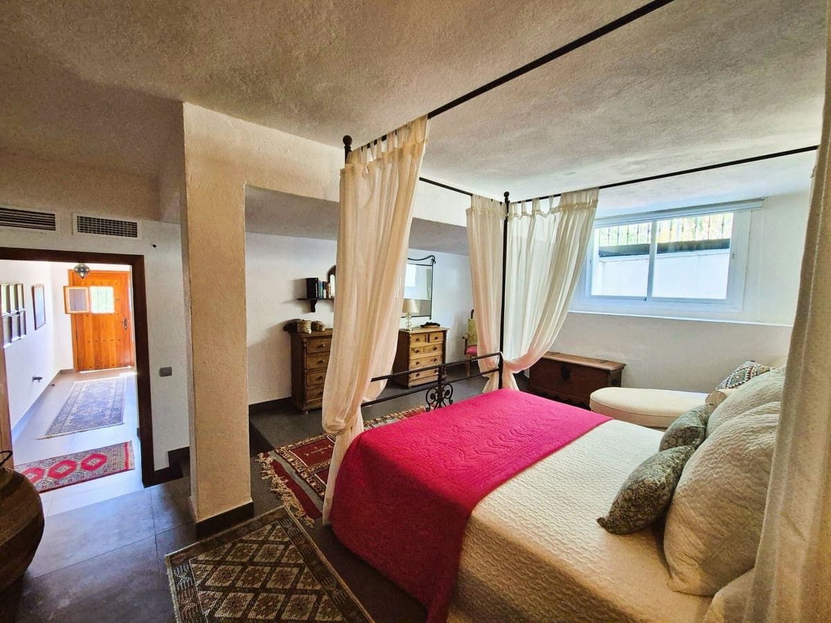 5 slaapkamer Villa te koop in Manilva met zwembad - € 1.295.000 (Ref: 9540326)