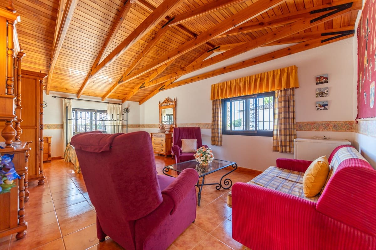 4 bedroom Villa for sale in Las Chapas with pool - € 1,300,000 (Ref: 9540336)