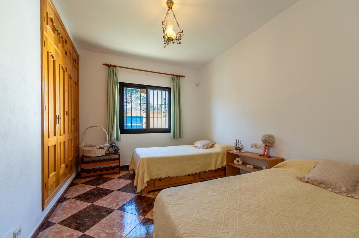 4 bedroom Villa for sale in Las Chapas with pool - € 1,300,000 (Ref: 9540336)