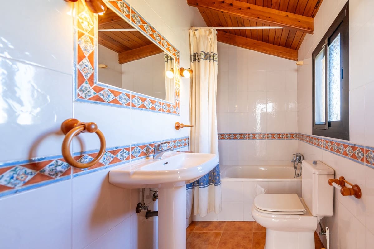 4 bedroom Villa for sale in Las Chapas with pool - € 1,300,000 (Ref: 9540336)