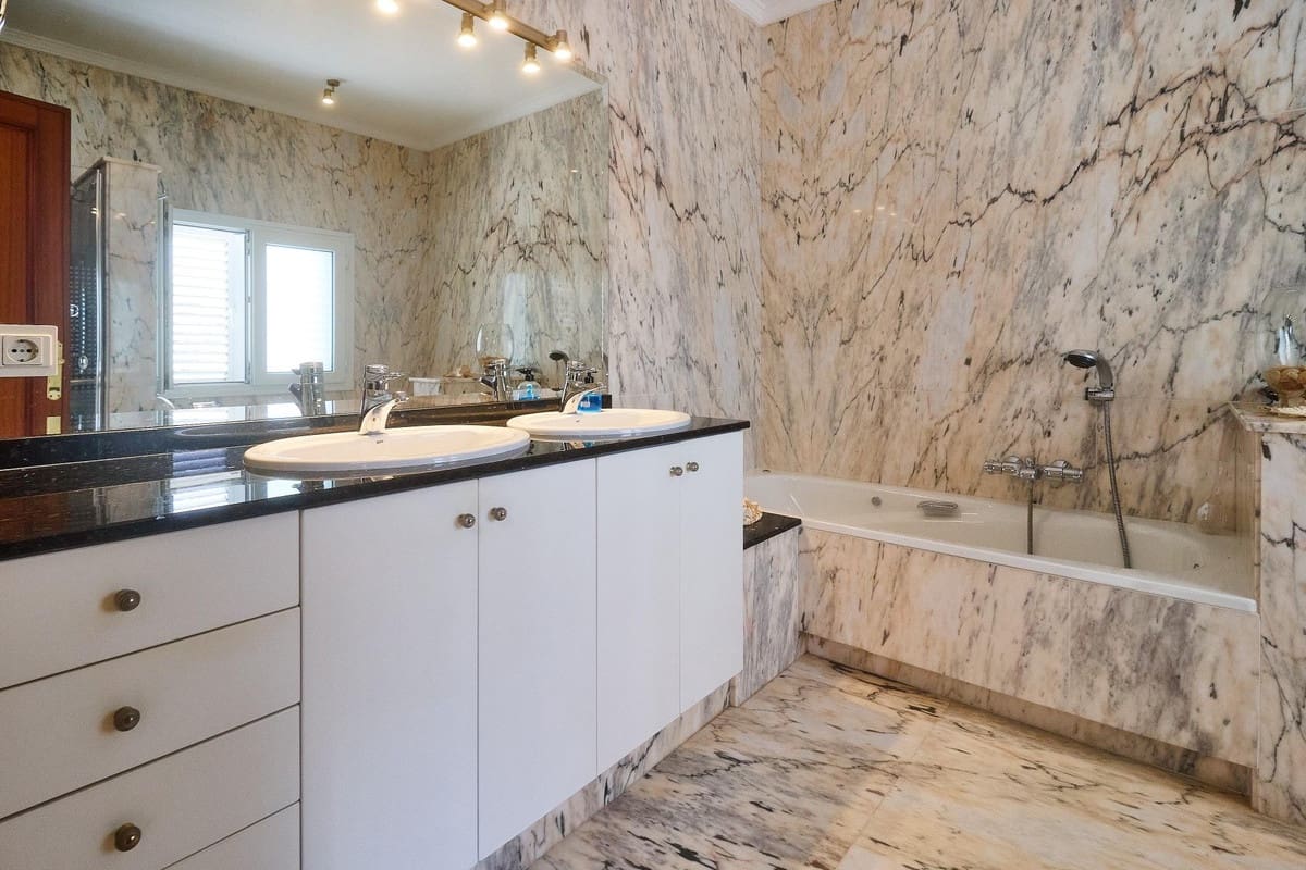 4 soveværelse Villa til salg i Mijas Costa med swimmingpool - € 1.300.000 (Ref: 9540342)