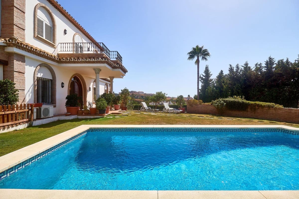 4 Zimmer Villa zu verkaufen in Mijas Costa mit Pool - 1.300.000 € (Ref: 9540342)