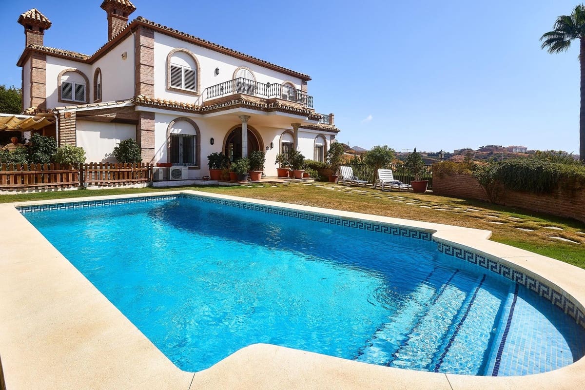 4 Zimmer Villa zu verkaufen in Mijas Costa mit Pool - 1.300.000 € (Ref: 9540342)