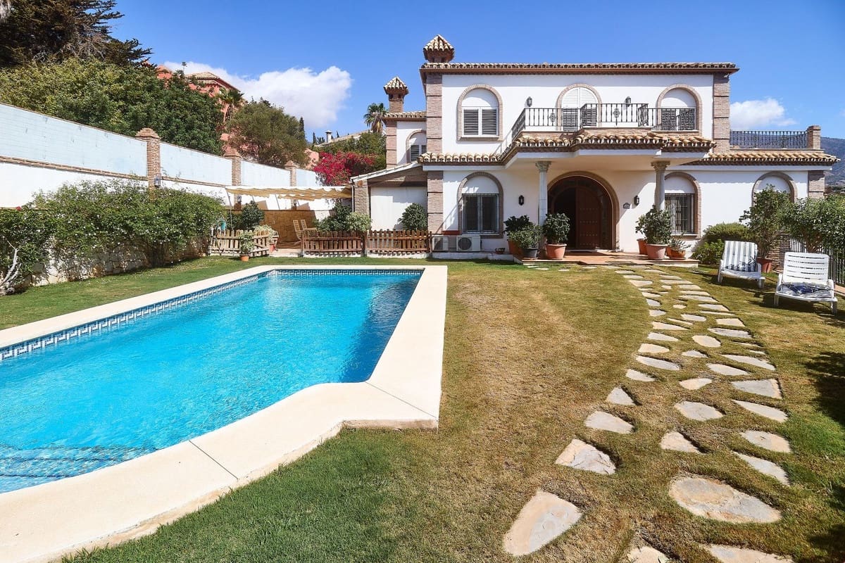 4 Zimmer Villa zu verkaufen in Mijas Costa mit Pool - 1.300.000 € (Ref: 9540342)