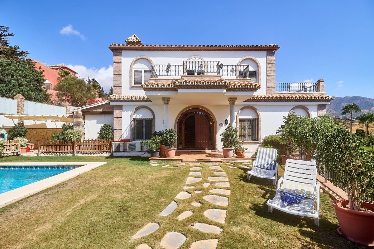 4 Zimmer Villa zu verkaufen in Mijas Costa mit Pool - 1.300.000 € (Ref: 9540342)
