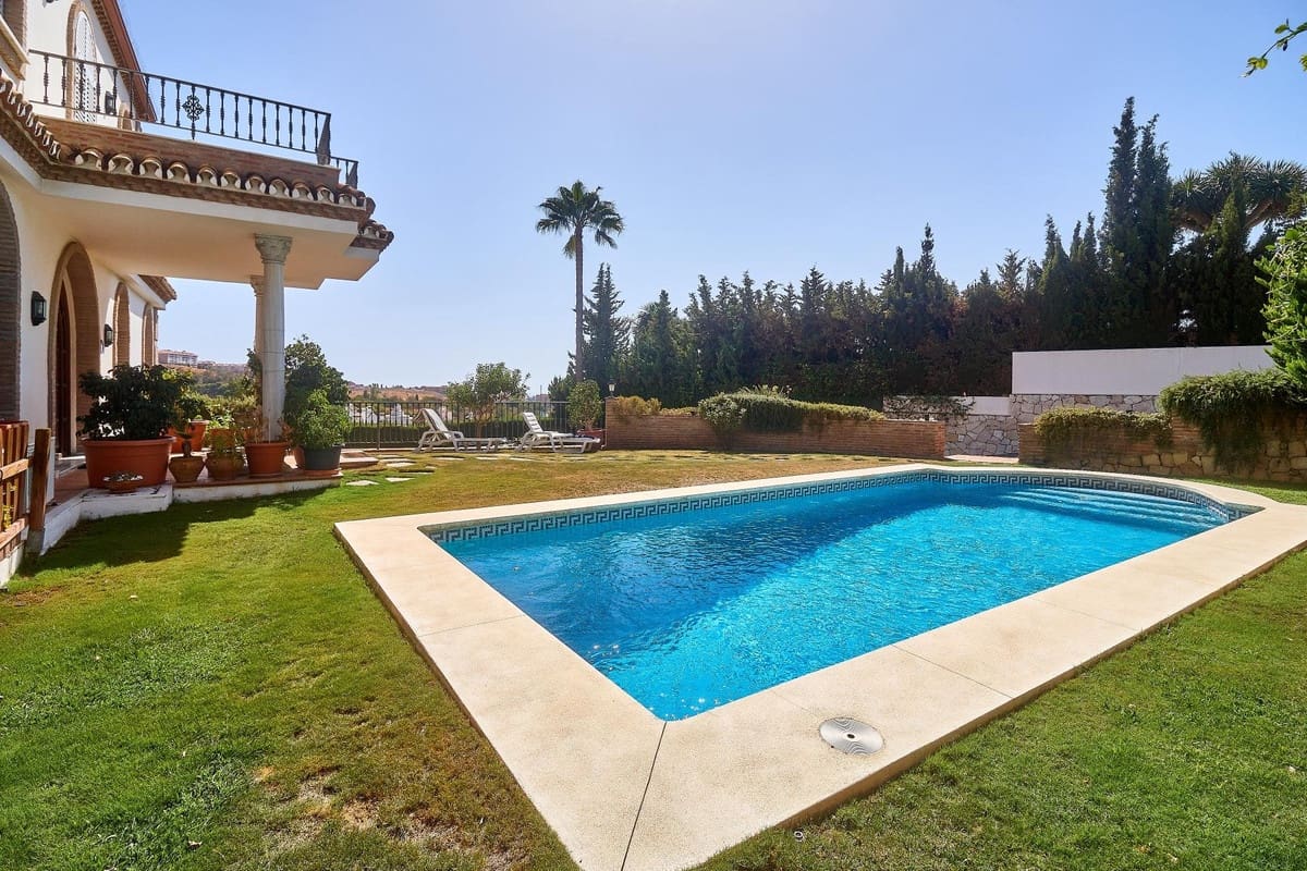 4 Zimmer Villa zu verkaufen in Mijas Costa mit Pool - 1.300.000 € (Ref: 9540342)