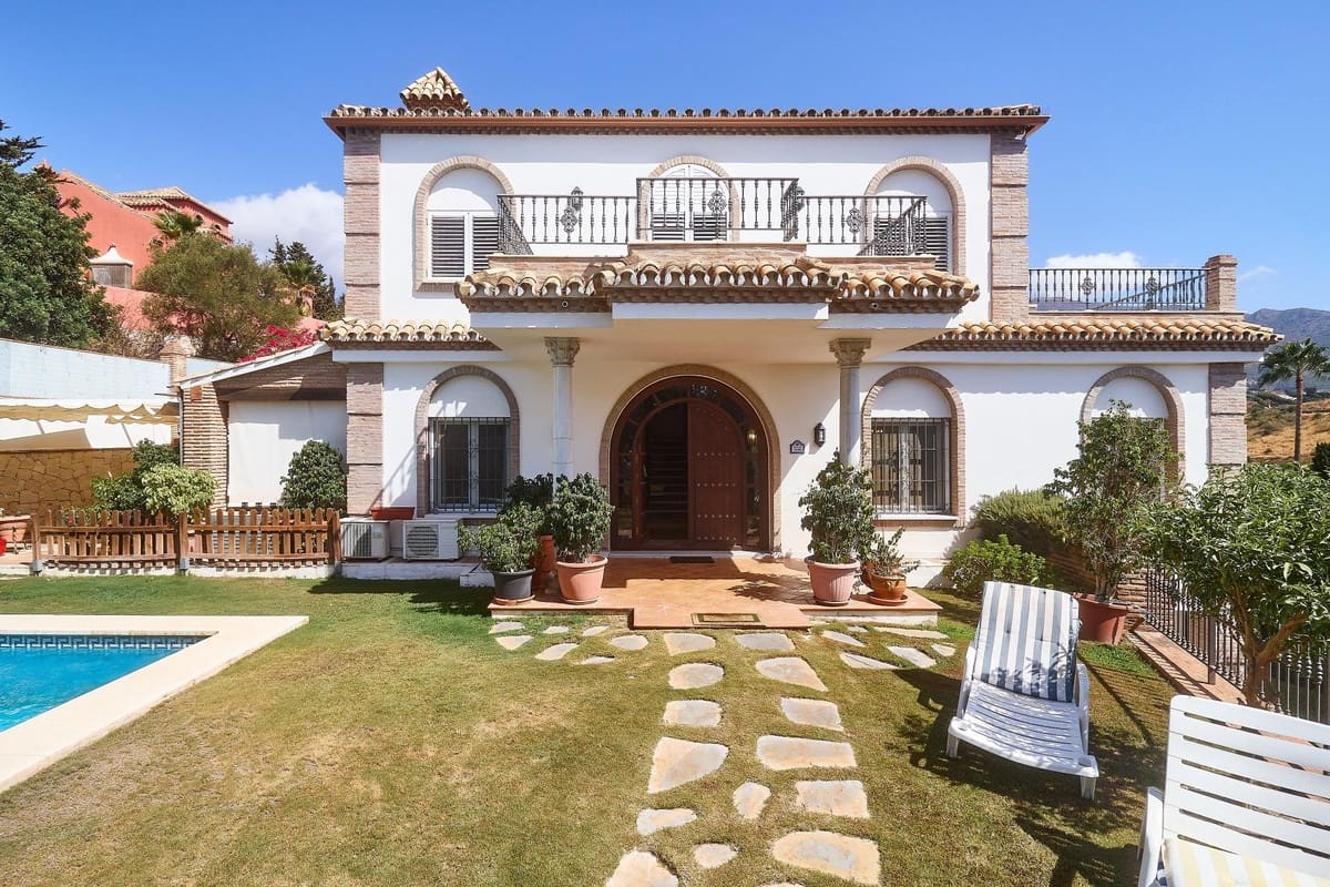 4 Zimmer Villa zu verkaufen in Mijas Costa mit Pool - 1.300.000 € (Ref: 9540342)