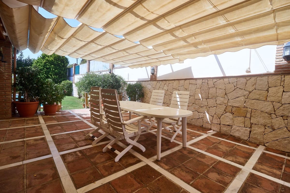 4 Zimmer Villa zu verkaufen in Mijas Costa mit Pool - 1.300.000 € (Ref: 9540342)