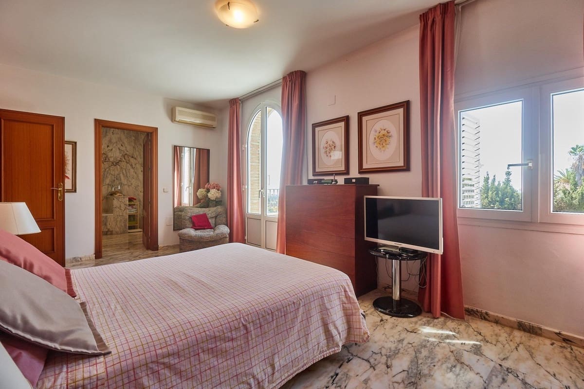 4 Zimmer Villa zu verkaufen in Mijas Costa mit Pool - 1.300.000 € (Ref: 9540342)