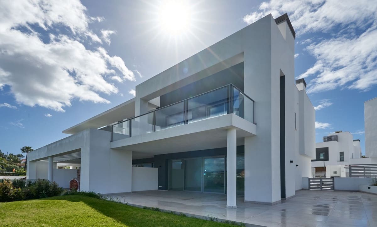 4 bedroom Semi-detached Villa for sale in San Pedro de Alcantara with pool garage - € 1,150,000 (Ref: 9540346)