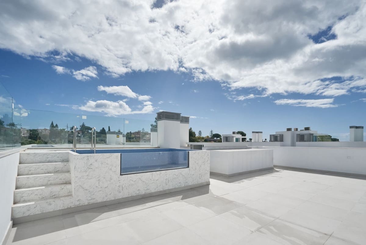 4 bedroom Semi-detached Villa for sale in San Pedro de Alcantara with pool garage - € 1,150,000 (Ref: 9540346)