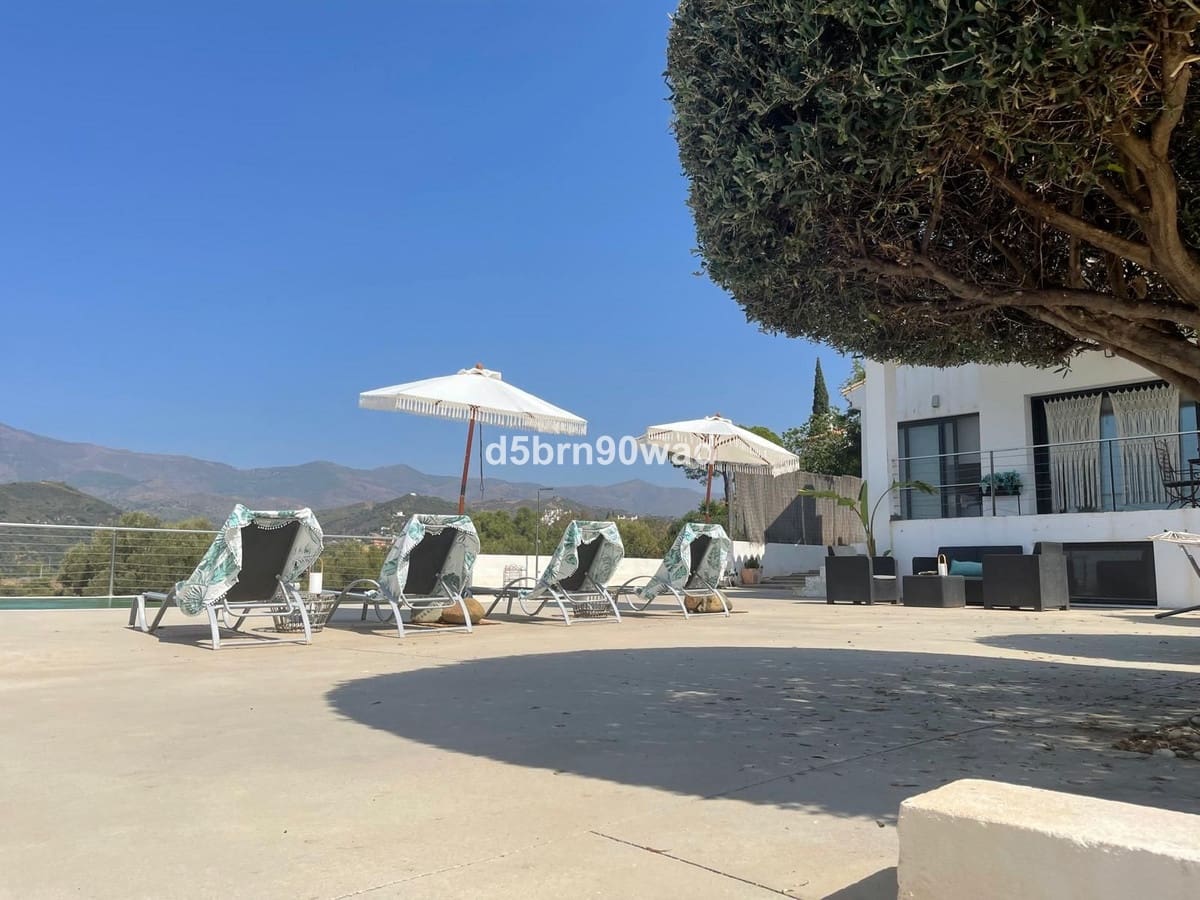 4 soveværelse Villa til salg i Estepona med swimmingpool garage - € 1.310.000 (Ref: 9540348)