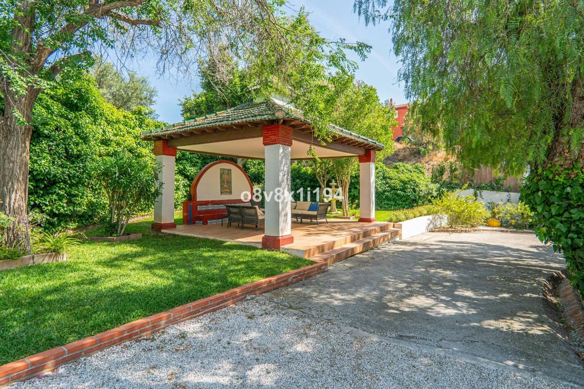 5 bedroom Villa for sale in Malaga city with pool garage - € 1,349,000 (Ref: 9540352)