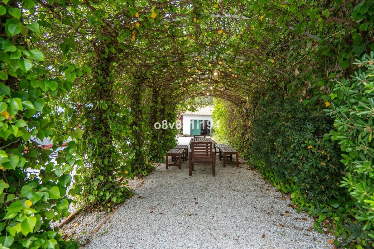 5 bedroom Villa for sale in Malaga city with pool garage - € 1,349,000 (Ref: 9540352)