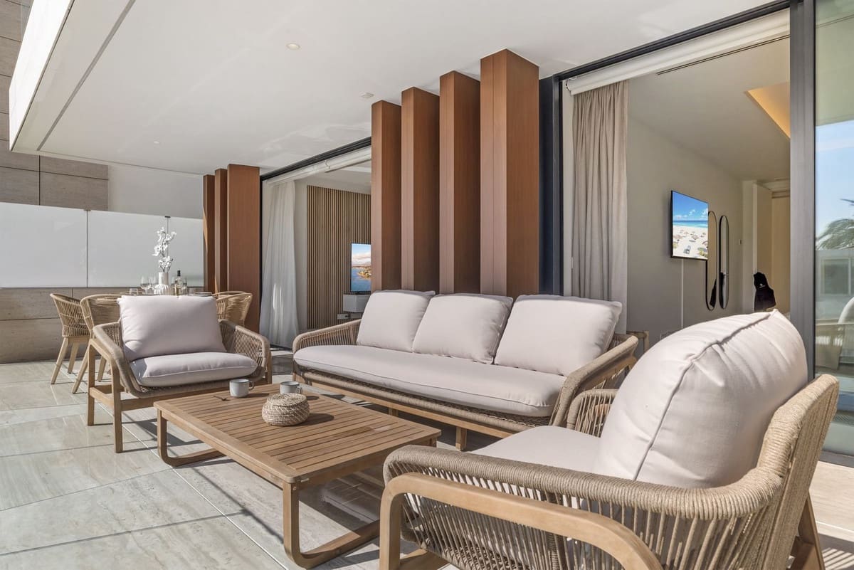 Apartamento de 2 habitaciones en Estepona en venta con piscina - 1.350.000 € (Ref: 9540353)