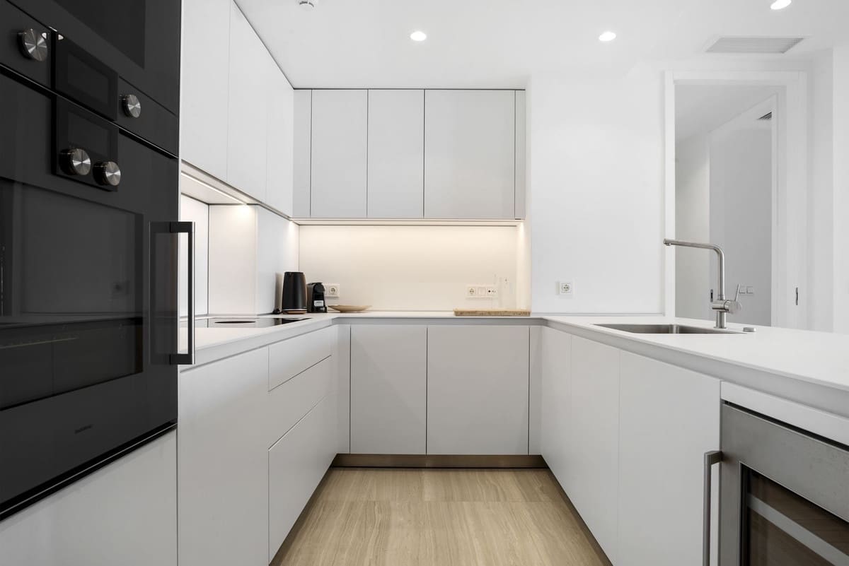 Apartamento de 2 habitaciones en Estepona en venta con piscina - 1.350.000 € (Ref: 9540353)