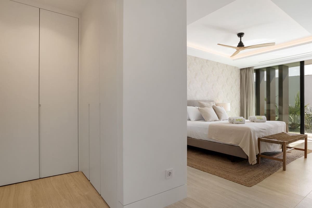 Apartamento de 2 habitaciones en Estepona en venta con piscina - 1.350.000 € (Ref: 9540353)