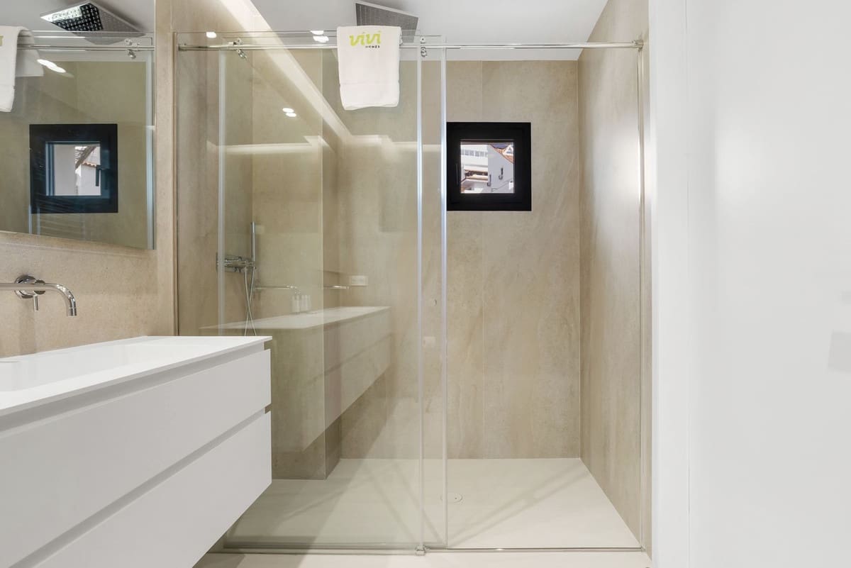 Apartamento de 2 habitaciones en Estepona en venta con piscina - 1.350.000 € (Ref: 9540353)