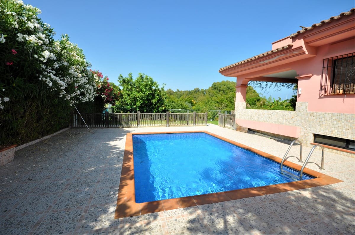 Chalet de 4 habitaciones en Bahia de Casares en venta con piscina - 1.350.000 € (Ref: 9540361)