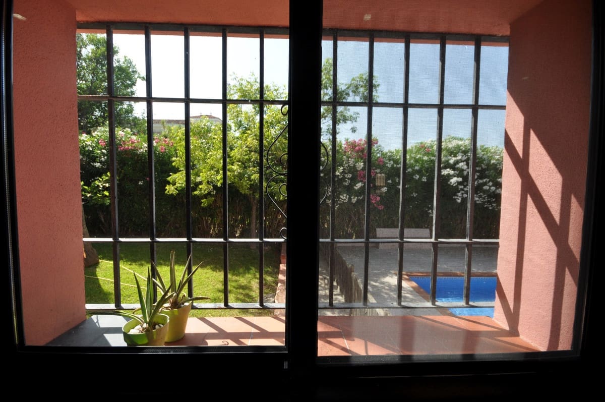 Chalet de 4 habitaciones en Bahia de Casares en venta con piscina - 1.350.000 € (Ref: 9540361)