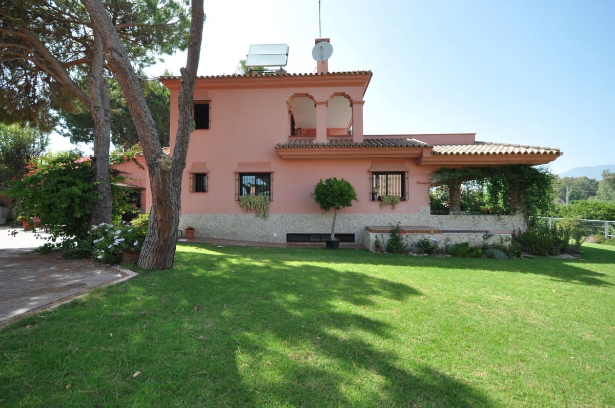 Chalet de 4 habitaciones en Bahia de Casares en venta con piscina - 1.350.000 € (Ref: 9540361)