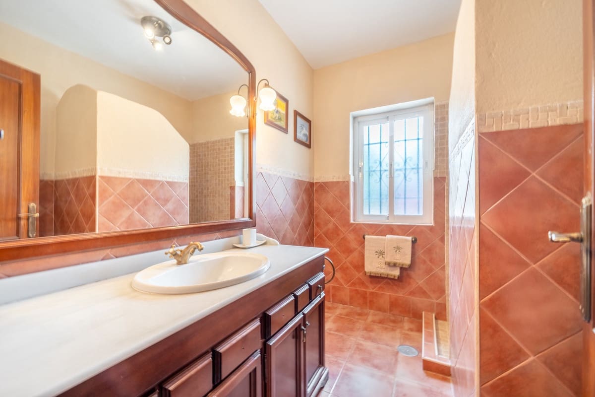 4 bedroom Villa for sale in El Rosario with pool - € 1,350,000 (Ref: 9540363)