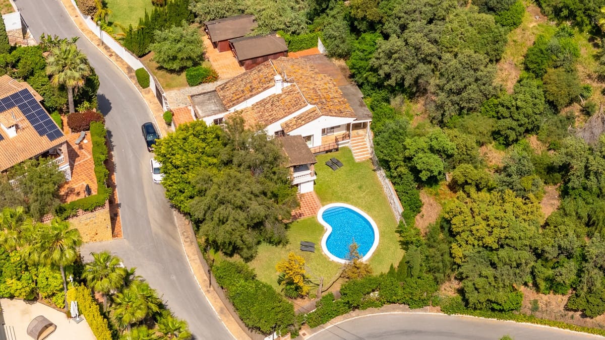 4 bedroom Villa for sale in El Rosario with pool - € 1,350,000 (Ref: 9540363)