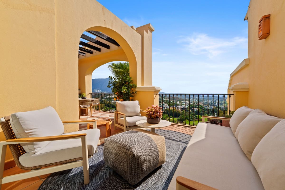 3 sypialnia Penthouse na sprzedaż w Benahavis z basenem - 1 375 000 € (Ref: 9540369)