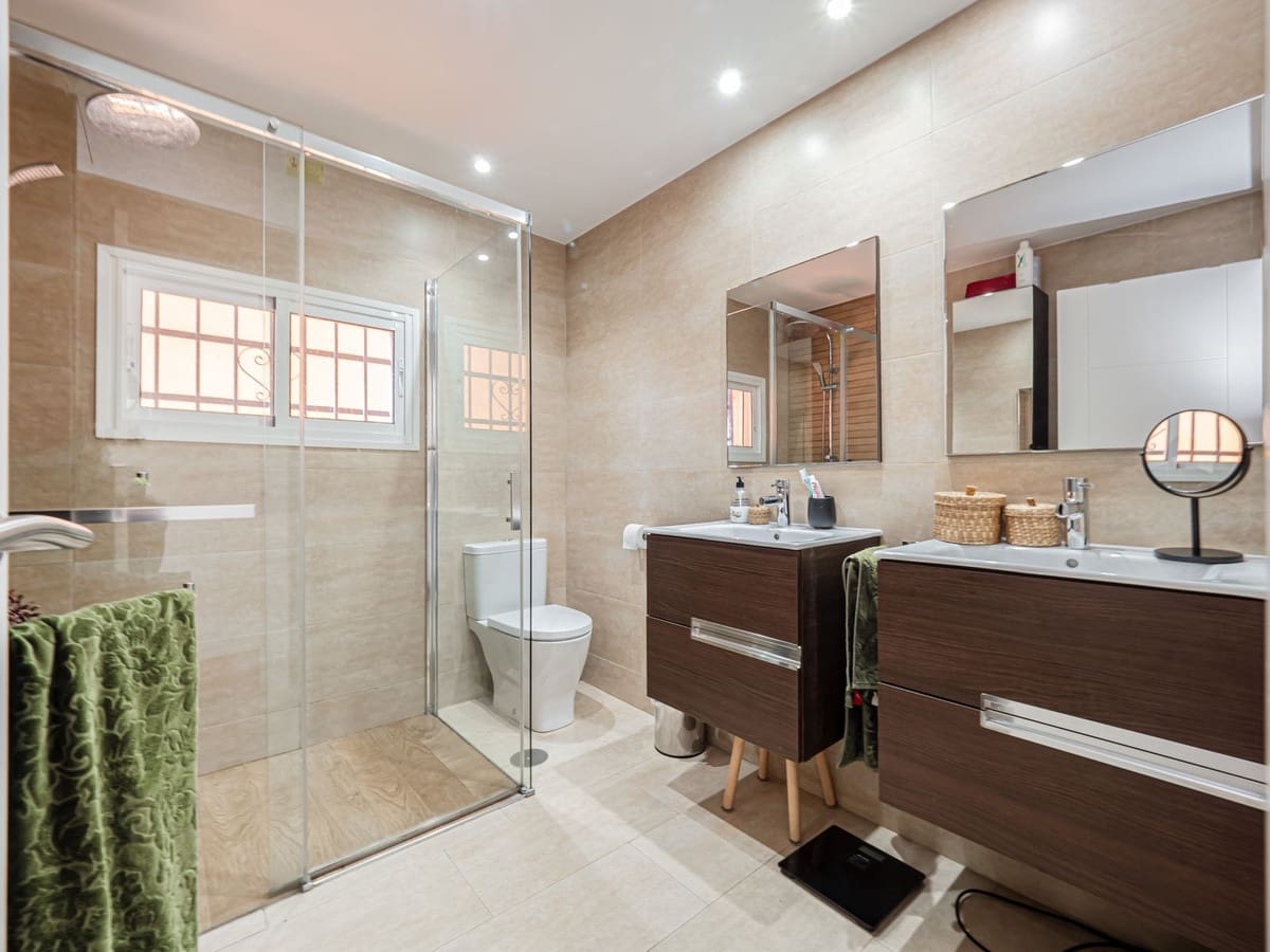 5 slaapkamer Halfvrijstaande villa te koop in Malaga stad met zwembad garage - € 1.375.000 (Ref: 9540372)