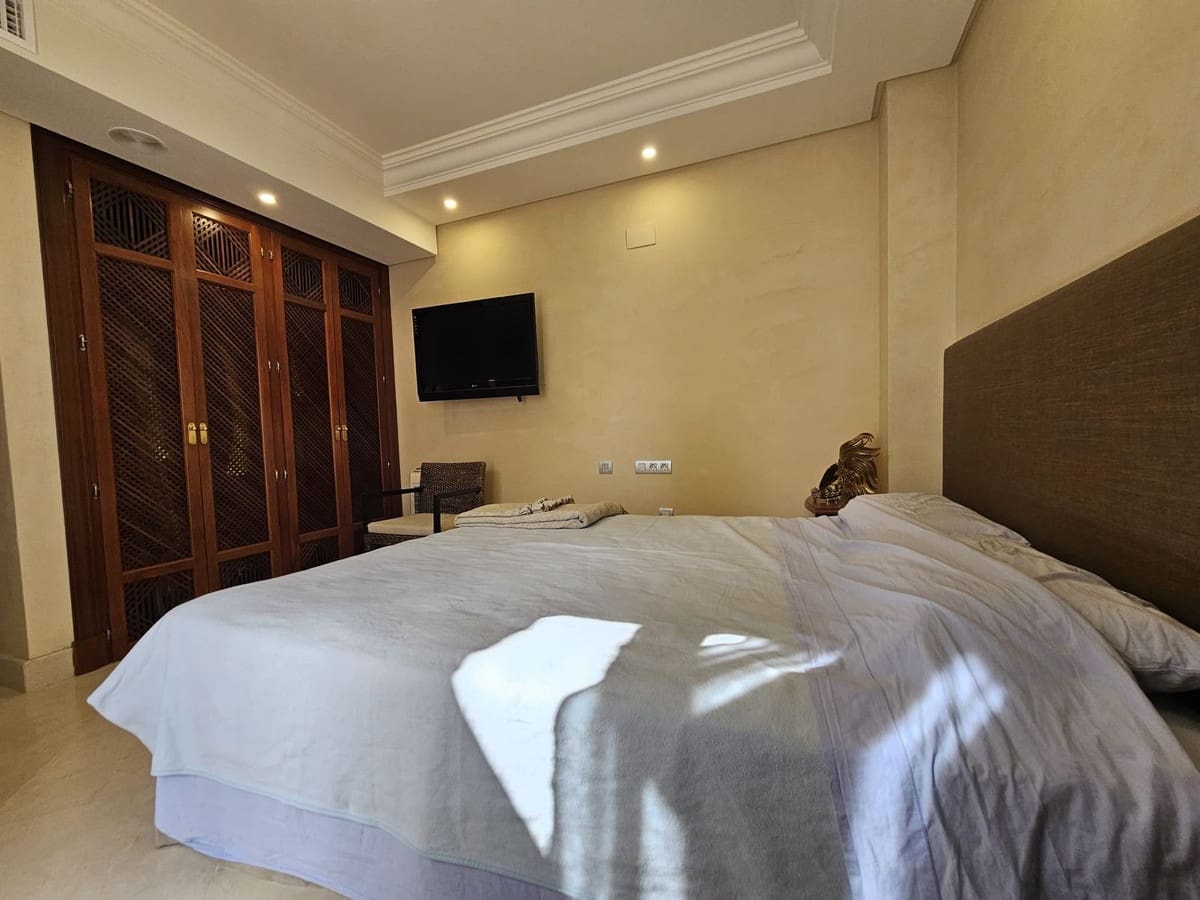 Apartamento de 3 habitaciones en Estepona en venta con piscina - 1.390.000 € (Ref: 9540380)