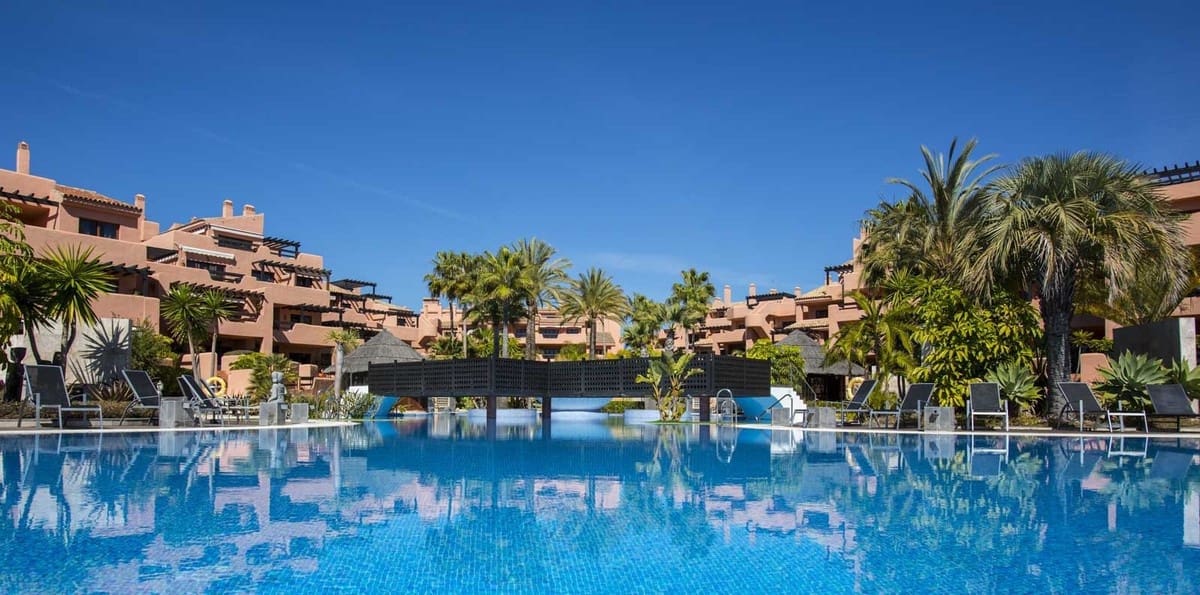 Apartamento de 3 habitaciones en Estepona en venta con piscina - 1.390.000 € (Ref: 9540380)