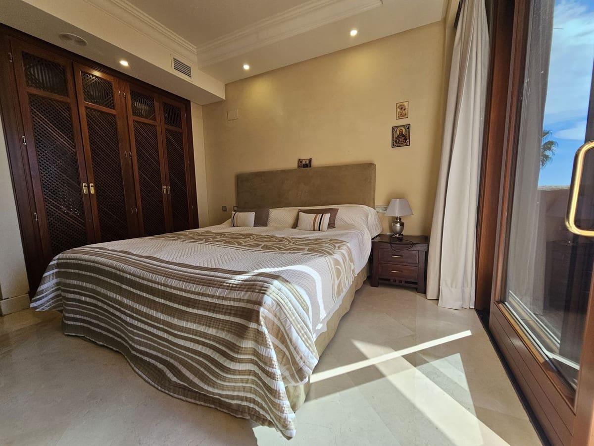 Apartamento de 3 habitaciones en Estepona en venta con piscina - 1.390.000 € (Ref: 9540380)