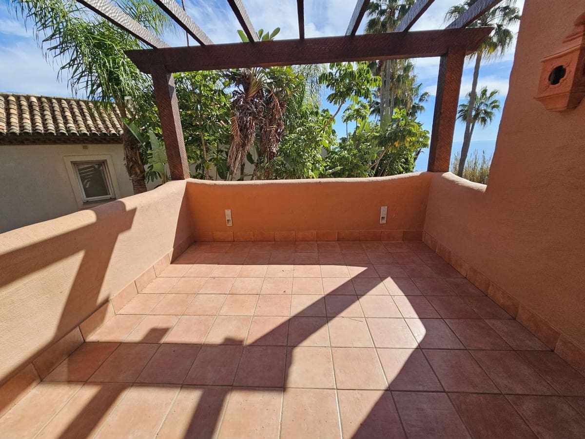 Apartamento de 3 habitaciones en Estepona en venta con piscina - 1.390.000 € (Ref: 9540380)