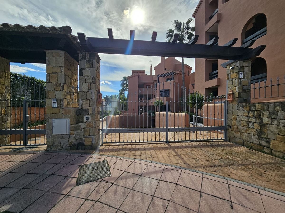 Apartamento de 3 habitaciones en Estepona en venta con piscina - 1.390.000 € (Ref: 9540380)