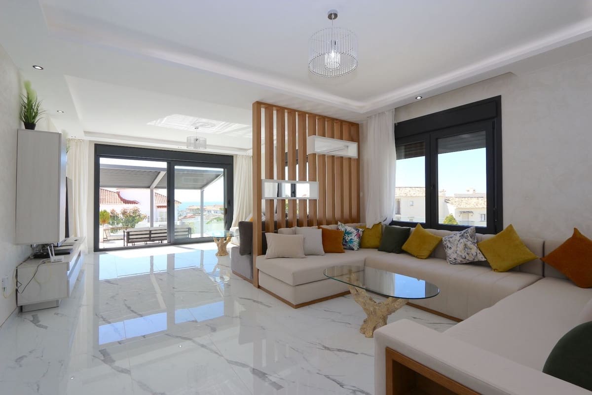 3 soverom Villa til salgs i Riviera del Sol med svømmebasseng garasje - € 1 390 000 (Ref: 9540381)