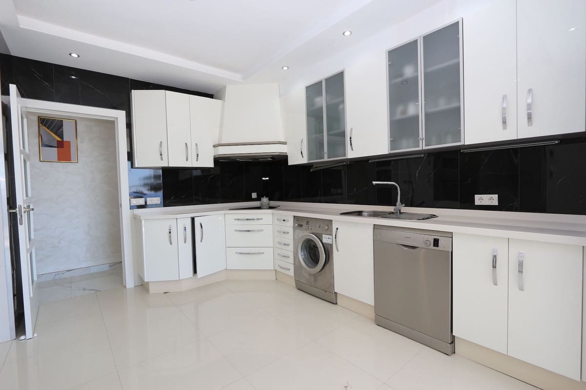 3 soverom Villa til salgs i Riviera del Sol med svømmebasseng garasje - € 1 390 000 (Ref: 9540381)