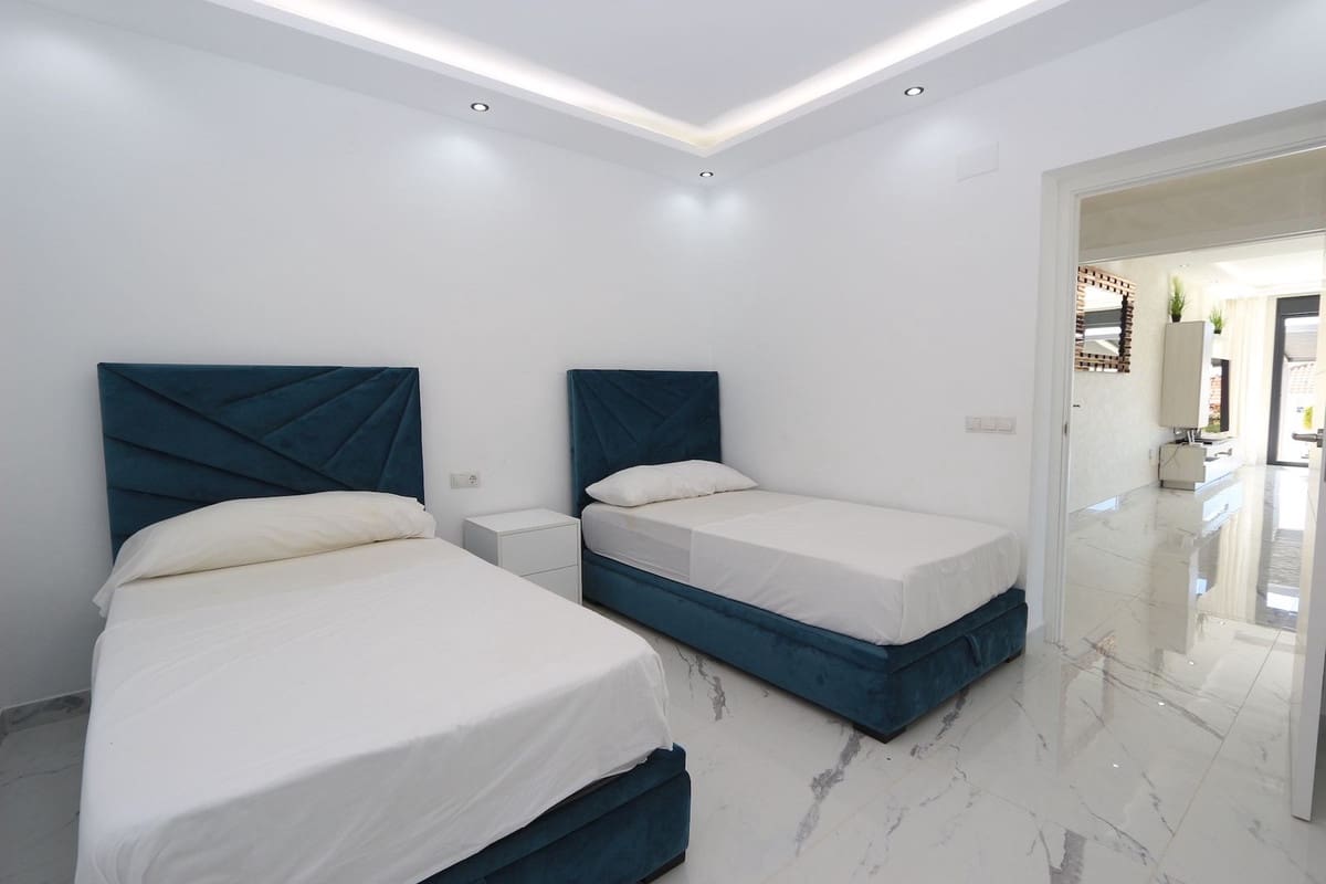 3 soverom Villa til salgs i Riviera del Sol med svømmebasseng garasje - € 1 390 000 (Ref: 9540381)