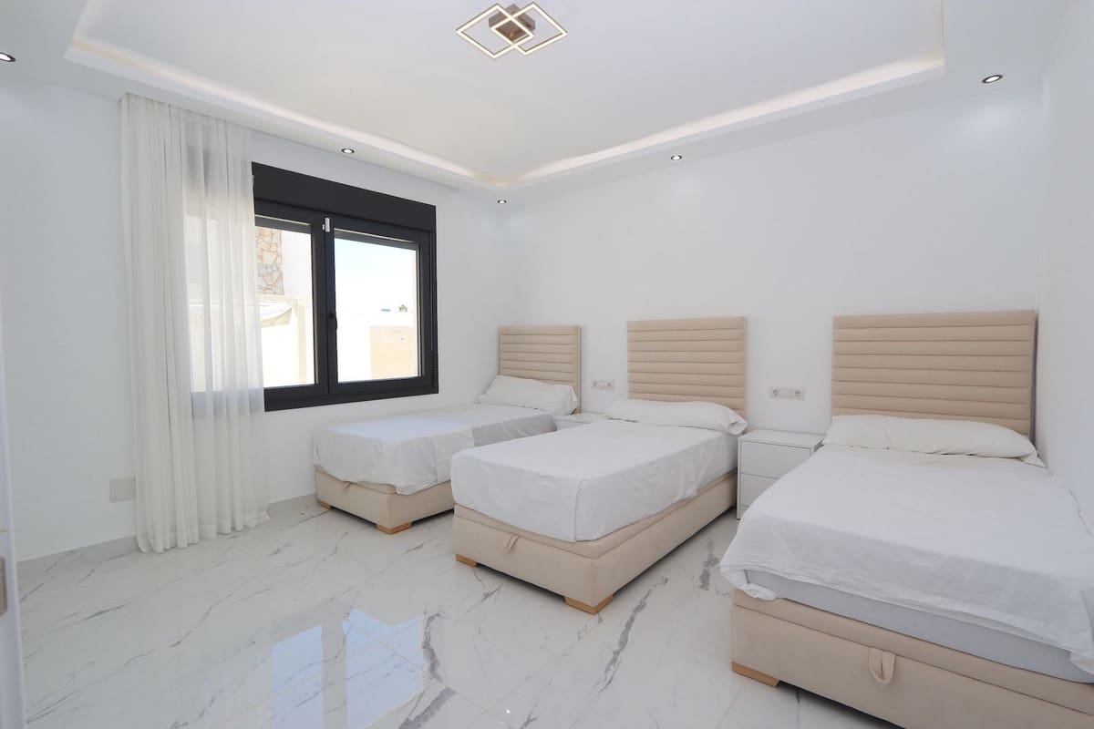 3 soverom Villa til salgs i Riviera del Sol med svømmebasseng garasje - € 1 390 000 (Ref: 9540381)